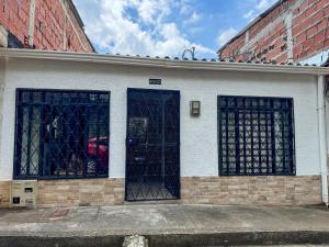 Family Home, 3 minutes from the Airport, parking