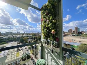 Comfy Stylish Unit Near Canary Wharf l Top Floor Ideal for Business and Leisure Privacy l No Minimum Stay I