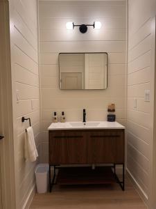 Private Cabin with Amazing Hilltop Views of Sunrise, Sunset and Wildlife & Hot Tub