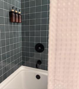 Private Cabin with Amazing Hilltop Views of Sunrise, Sunset and Wildlife & Hot Tub