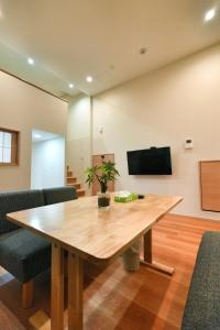 BSY101 Iriya 4 Min, Walk to Ueno, Spacious 3BR Duplex, Sleeps 9
