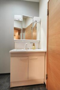 BSY101 Iriya 4 Min, Walk to Ueno, Spacious 3BR Duplex, Sleeps 9