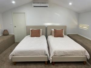 Waterfront Double-Cabin Getaway