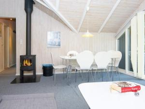 6 person holiday home in Fårvang-By Traum