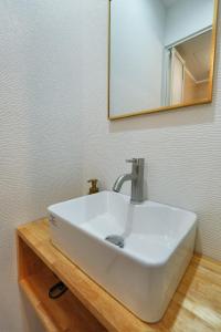 BSY301 Direct to Ginza and Roppongi, Private 2BR Home, Sleeps 4