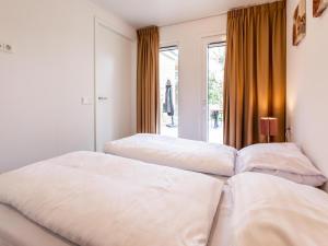 Holiday home with gas fireplace & bath