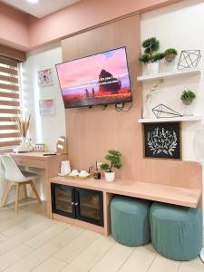 Elegant Suite with Balcony l Free wifi and netflix I Across NAIA T3 Airport