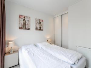 Holiday home with gas fireplace & bath