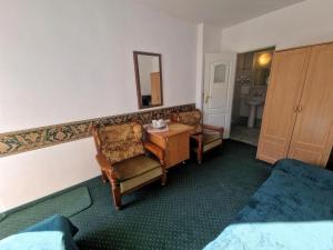 Comfortable double room by the promenade