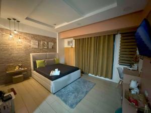 Elegant Suite with Balcony l Free wifi and netflix I Across NAIA T3 Airport