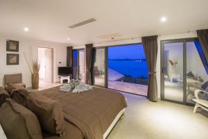 V231 Beachfront 3BR Pool Villa Stunning Seaview