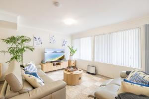 Capriosca 3, 2 Donald St - water views, linen and 5 minutes walktown