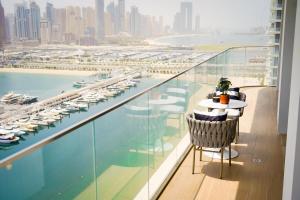 Emaar Beachfront Elegant 2BR with Balcony and Sea View - 4hvězdičkové hotely ve městě Dubaj