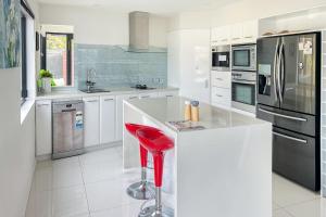 Deluxe Sea View Family retreat in Sandy bay 5 bed 3 bath