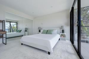 Deluxe Sea View Family retreat in Sandy bay 5 bed 3 bath