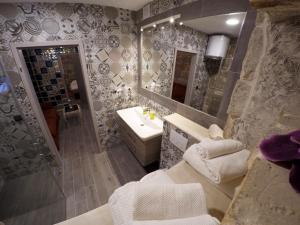 Plaza Stone Apartment