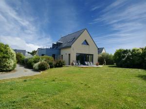 Seaside Villa with Pool in Moëlan
