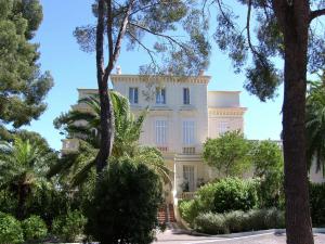Villa on Côte dAzur with Beachfront Views