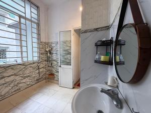 H2 Homestay Old Quarter automatic check-in 1