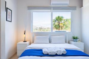 Lazuli Stylish 1-BR Apt W Pool & Balcony in Larnaca