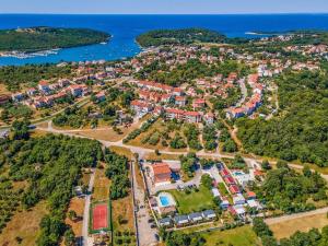 Cozy Banjole Pool Retreat