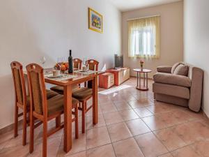 Cozy Banjole Pool Retreat