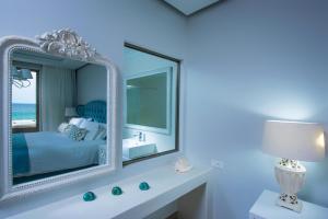 Deluxe Blue Suite with Sea View and Hot Tub - Annex