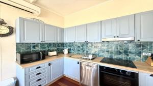 Twin Dolphins 1, 1 - 18 Clarence St