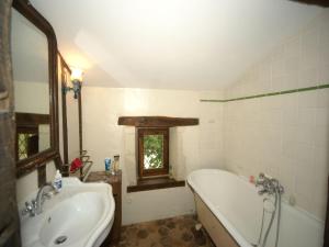 Maisons de vacances Holiday Home in Thurageau with Private Pool : photos des chambres