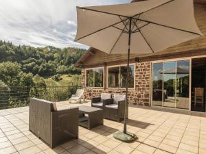 Villa with Pool & Views in Sérilhac