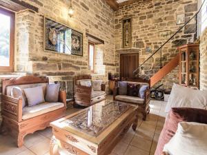Villa with Pool & Views in Sérilhac