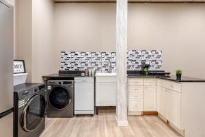 Great 1BR Apartment near VIA Rail