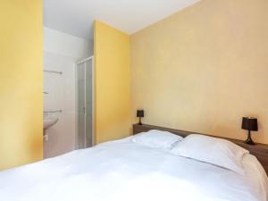 Maisons de vacances Holiday Home in Lacapelle with Pool & Tennis : photos des chambres