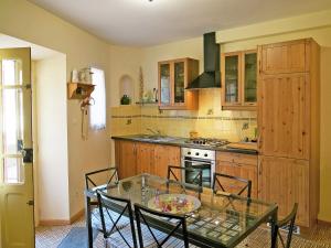 Maisons de vacances Holiday Home in Cazouls with Pool and Terrace : photos des chambres