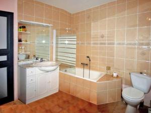 Maisons de vacances Holiday Home in Cazouls with Pool and Terrace : photos des chambres
