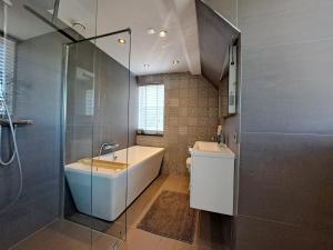 Ruime woning met jacuzzi, 10 min van strand