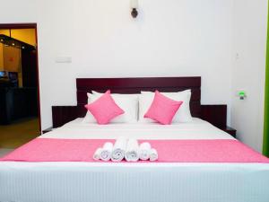 U p WELIGAMA ROOM 5