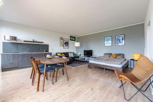 Light-filled studio with panoramic views