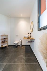 Light-filled studio with panoramic views