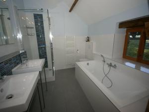 Maisons de vacances Holiday Home in Limoges with Saltwater Pool : photos des chambres