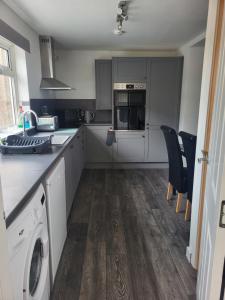 Central 2-bedroom bunglow with double sofa bed