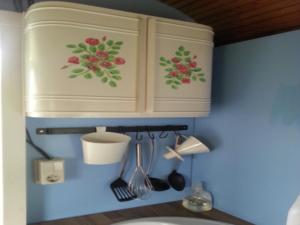 Gypsy Caravan in Weideblick with Farm Animals