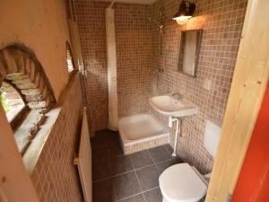 Gypsy Caravan in Weideblick with Farm Animals