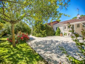 Maisons de vacances Holiday Home in Barry-d'Islemade with Pool : photos des chambres