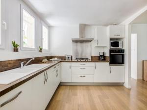 Maisons de vacances Holiday Home in Barry-d'Islemade with Pool : photos des chambres
