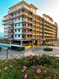 COMFY 2BR Condo with free parking NEAR Mines View