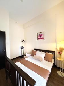 COMFY 2BR Condo with free parking NEAR Mines View