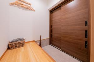 白 サウナ付きの大きなお風呂 駐車場は無料利用 寝具12台 寝室5つ バスルーム3台