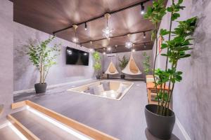 白 サウナ付きの大きなお風呂 駐車場は無料利用 寝具12台 寝室5つ バスルーム3台