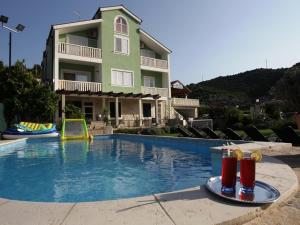 Villa with with 5 apartments in Peracko Blato